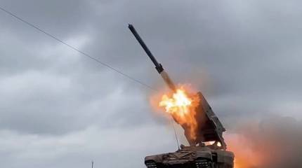 Работа парами: Танки прикрывают ТОС-1А «Солнцепек» во время нанесения ударов по противнику на Донбассе