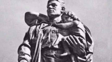 Воин с ребенком на руках