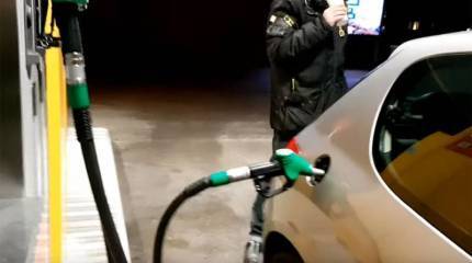 Цены на бензин пошли вниз, но не в России