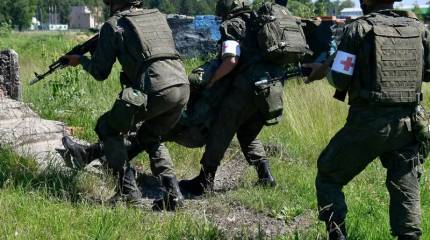 Показаны последствия прилета осколка 120-миллиметровой минометной мины в бронежилет 6Б45 из комплекта «Ратник»