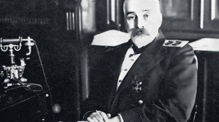 И адмирал пошел раскрашивать витрины...