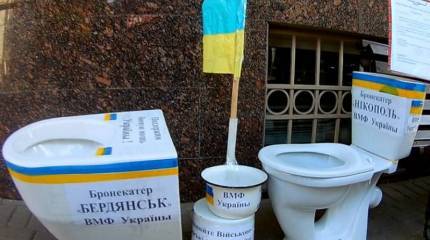 "Похищенные" с катеров ВМСУ унитазы "приплыли" к посольству Украины