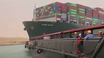 Пробка в Суэцком канале привела к увеличению транзита грузов через Россию