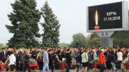 Федеральные каналы крутили комедии во время церемонии похорон в Керчи. Это что?