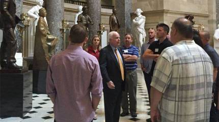 Маккейн призывает Пентагон нанести удары по правительственным объектам в Сирии