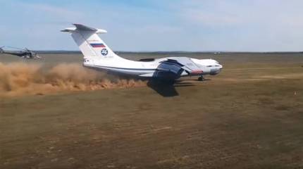 Показаны кадры с использованием грунтовой взлётно-посадочной полосы транспортной и санитарной авиацией
