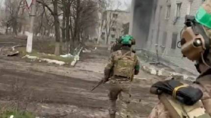 Украинский боевик случайно показал кадры превращенного в укрепление ВСУ многоэтажного дома в Артемовске