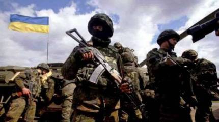 Украинский спецназовец расстрелял флаг свой страны, установленный на «бандеромобиле»