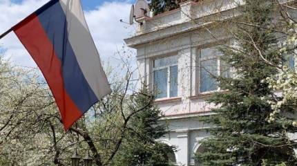 В ограждение Генконсульства РФ во Львове бросили бутылку с зажигательной смесью
