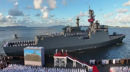 Прибыв на Aurus, Ким Чен Ын объявил о вводе в строй «ядерного» эсминца «Кан Кон»