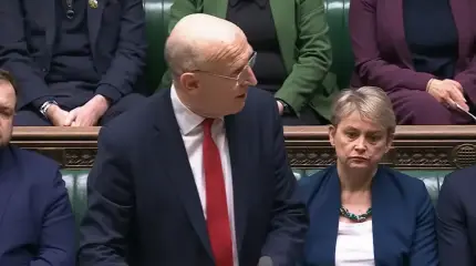 Brytyjski minister obrony Healey, który wzywał do przeciwdziałania Rosji, zrezygnował ze stanowiska.