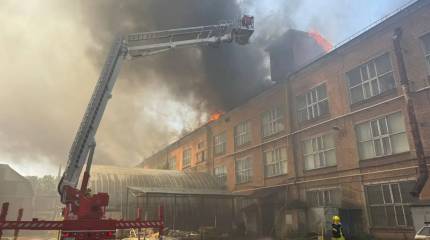 В Ровно горит помещение бывшего газоразрядного завода