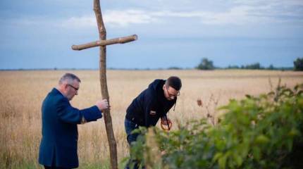 Польский премьер прибыл в село Островки на Украине, где 80 лет назад сотни поляков погибли от рук УПА