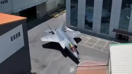 Южнокорейская компания показала видео мобильной установки, способной в считанные минуты развернуться в надувной макет истребителя