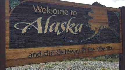 «Лишь две мили отделяют нас от России»: губернатор Аляски рад принять Путина и Трампа