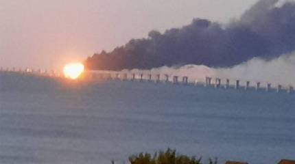 В сети появились кадры с возгоранием на одном из участков Крымского моста