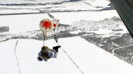 Тренировки по прыжкам с парашютом выполнили «чёрные береты» на Камчатке
