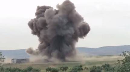 ВВС Сирии бомбят позиции боевиков в районе военной базы в провинции Алеппо