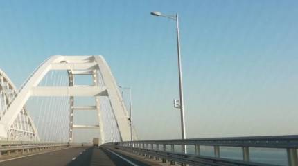 Крымскому мосту "напророчили" обрушение от грязевого вулкана и поездов