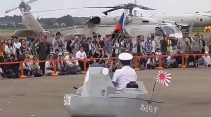 Военно-морской парад в Японии: мотороллеры-корабли под флагом ВМС
