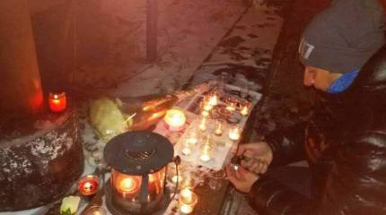 Майданная политтусовка Киева со свечками ринулась к французскому посольству, чтобы выразить соболезнования и заодно осудить Россию