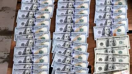 Власти ОАЭ уведомили США о возможной нехватке американских долларов