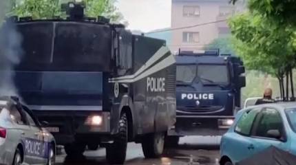 Полиция Косово начала штурм возведенных сербами на севере края баррикад