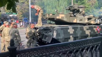 Украинский танк Т-84БМ «Оплот» сломался во время репетиции военного парада в Киеве