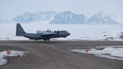 Первые европейские военные прибыли в Гренландию, чтобы защитить остров от США