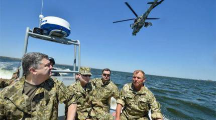 Порошенко следит за ходом учений ВМС Украины в Бугском лимане