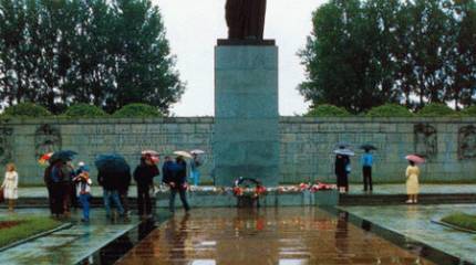 Пискаревское кладбище: память о страшных днях блокады Ленинграда