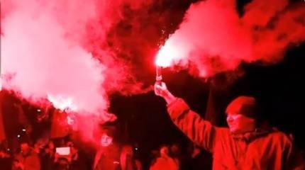 Украинские радикалы забросали российское посольство в Киеве петардами