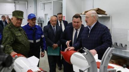 «Никто не гарантирует, что мы не будем воевать» - Лукашенко на оборонном предприятии