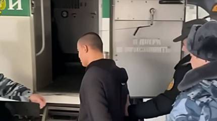 Появились кадры передачи ФСИН РФ сбежавшего в Азербайджан главаря избивавшей прохожих в Санкт-Петербурге банды