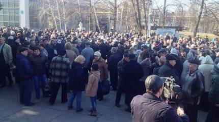 Митинг на харьковском авиационном заводе. Рабочие требуют зарплату, которую не видели с августа 2014-го