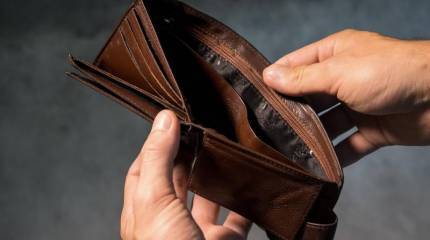 На фоне сообщений о выделении Украине миллиардной помощи Киев планирует урезать финансирование бюджетников