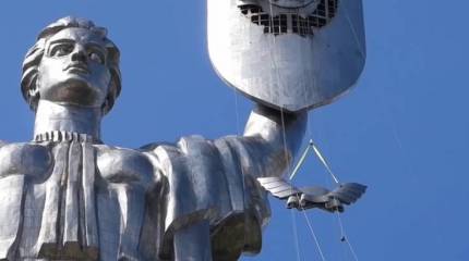 В Киеве завершают демонтаж герба СССР со щита скульптуры Родина-мать