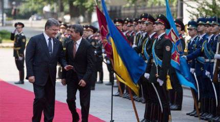 Порошенко поставил перед украинскими военнослужащими "сверхзадачу": за год выучить английский язык