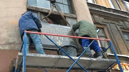 «Белая армия, чёрный барон снова готовят нам царский трон»…
