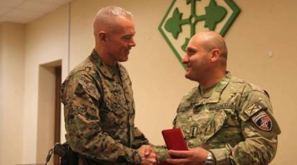 Грузинский полковник с натовским шевроном наградил медалью американского генерала