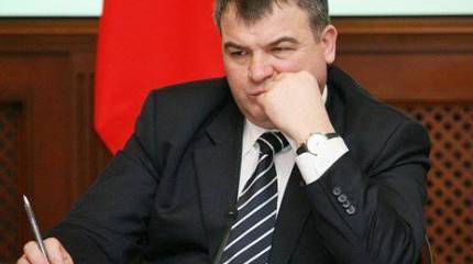 Сердюков предложил Медведеву уволить его за военные городки