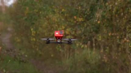 Показаны кадры ударов FPV-дронов по пехоте ВСУ вблизи застрявшего танка Т-62М