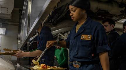 Уязвлённое жалобами на плохое питание командование ВМС США показало фото рациона