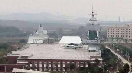 Китай построил наземный "цементный авианосец"