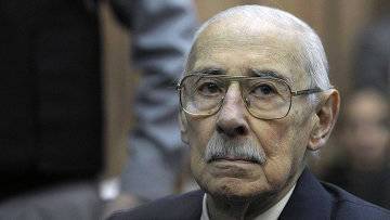 Почему смерть Виделы интересует прессу меньше кончины Пиночета? ("Slate.fr", Франция)