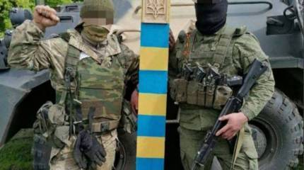 Российские военные сфотографировались у ранее принесённого к границе украинскими боевиками пограничного столба