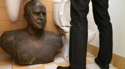Нацистские последователи в Одессе перенесли бюст Г.К.Жукова в общественный туалет