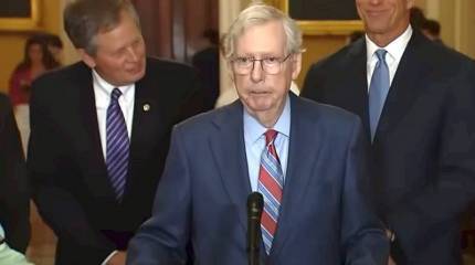 Потерявшего ход мысли престарелого американского конгрессмена увели во время выступления на пресс-конференции