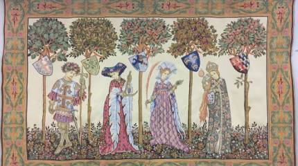 Женщина с гобеленами