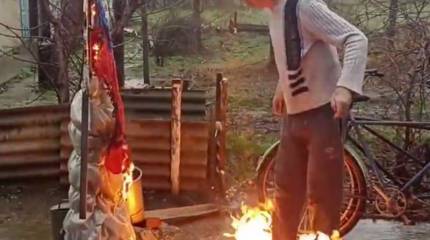Житель Херсонской области пытался сжечь флаг России и едва не поджег себя